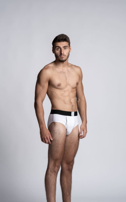 Homme mannequin portant un slip ouvert kangourou Liévans blanc de la marque S BORDEAUX