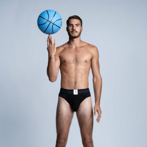 Homme basketteur sportif portant un slip SportPro noir de la marque S BORDEAUX