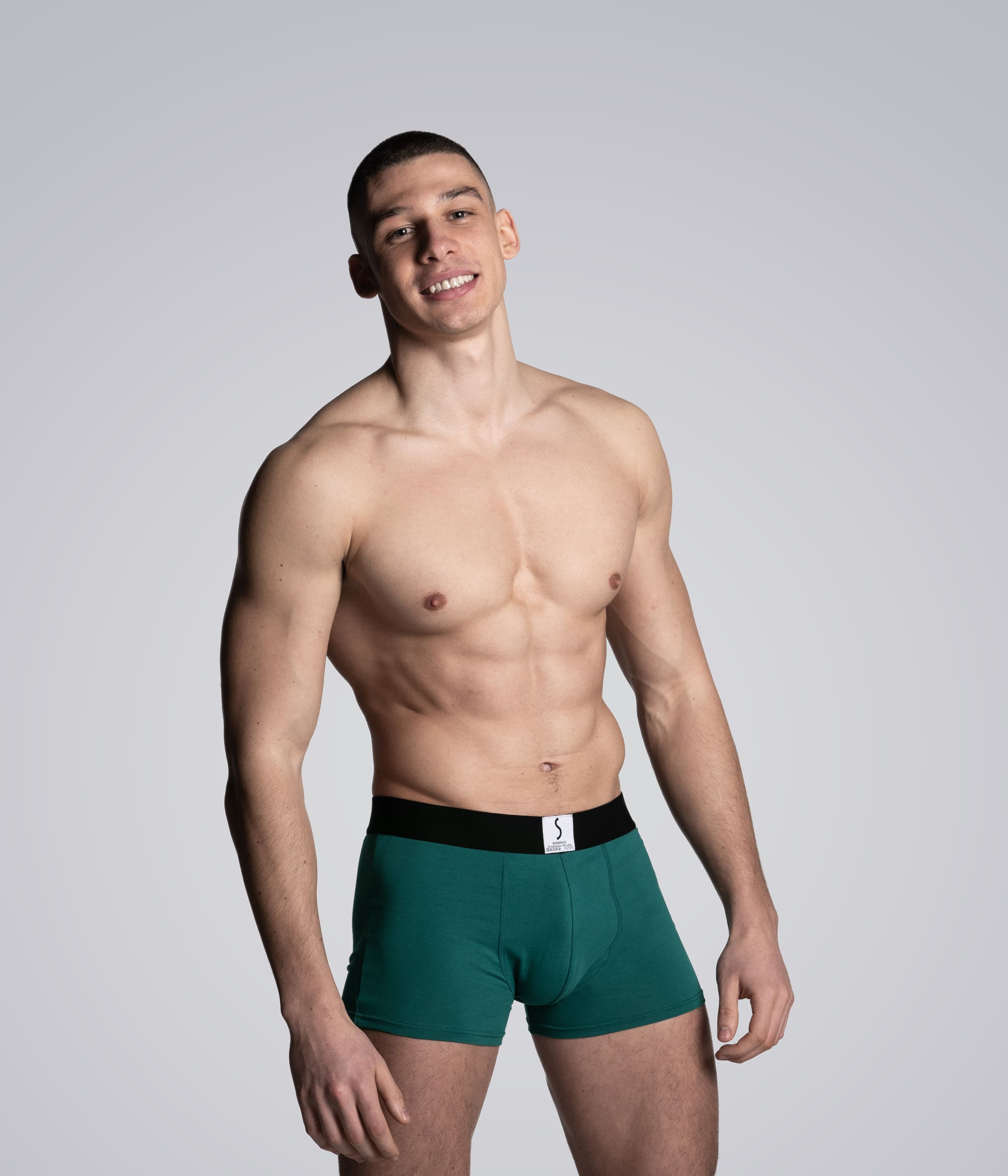 Mannequin homme portant un boxer Arpenans vert cèdre de la marque S BORDEAUX