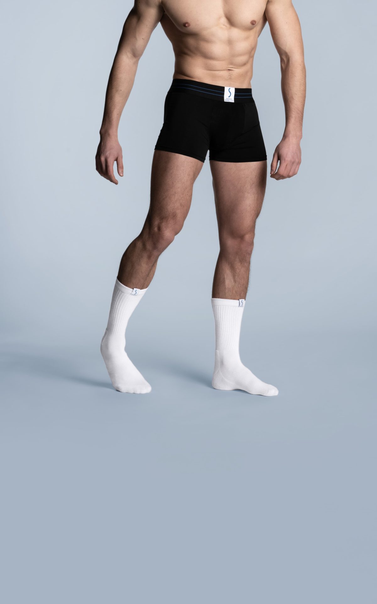 Homme portant un boxer calecon sportif noir et des chaussettes mi-mollet blanches de la marque S BORDEAUX