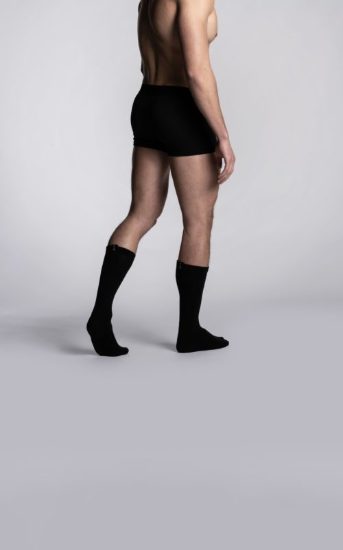 Homme portant un boxer calecon sportif noir et des chaussettes mi-mollet noirs de la marque S BORDEAUX
