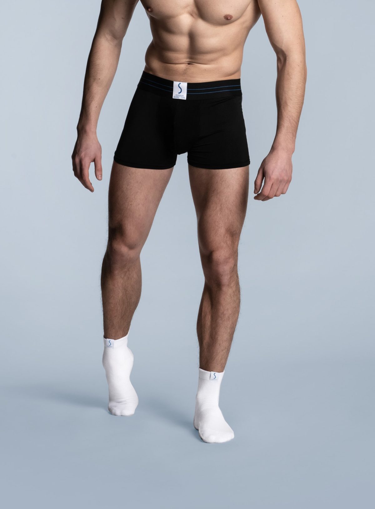 Homme portant un boxer calecon sportif noir et des chaussettes socquettes blanches de la marque S BORDEAUX