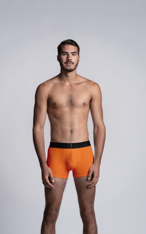 Mannequin homme portant un boxer orange pour homme mahon de la marque S BORDEAUX