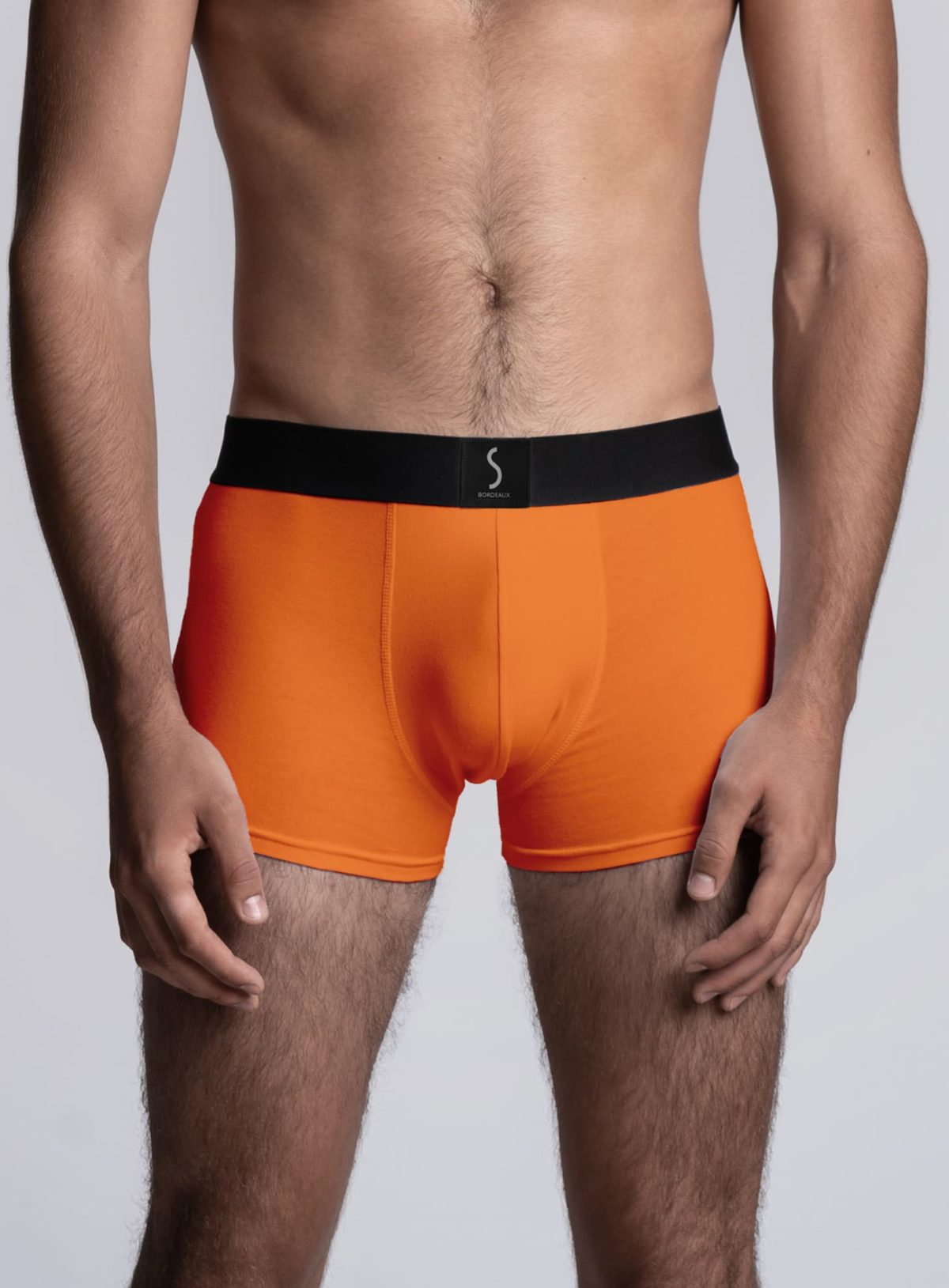 Mannequin homme portant un boxer orange pour homme mahon de la marque S BORDEAUX