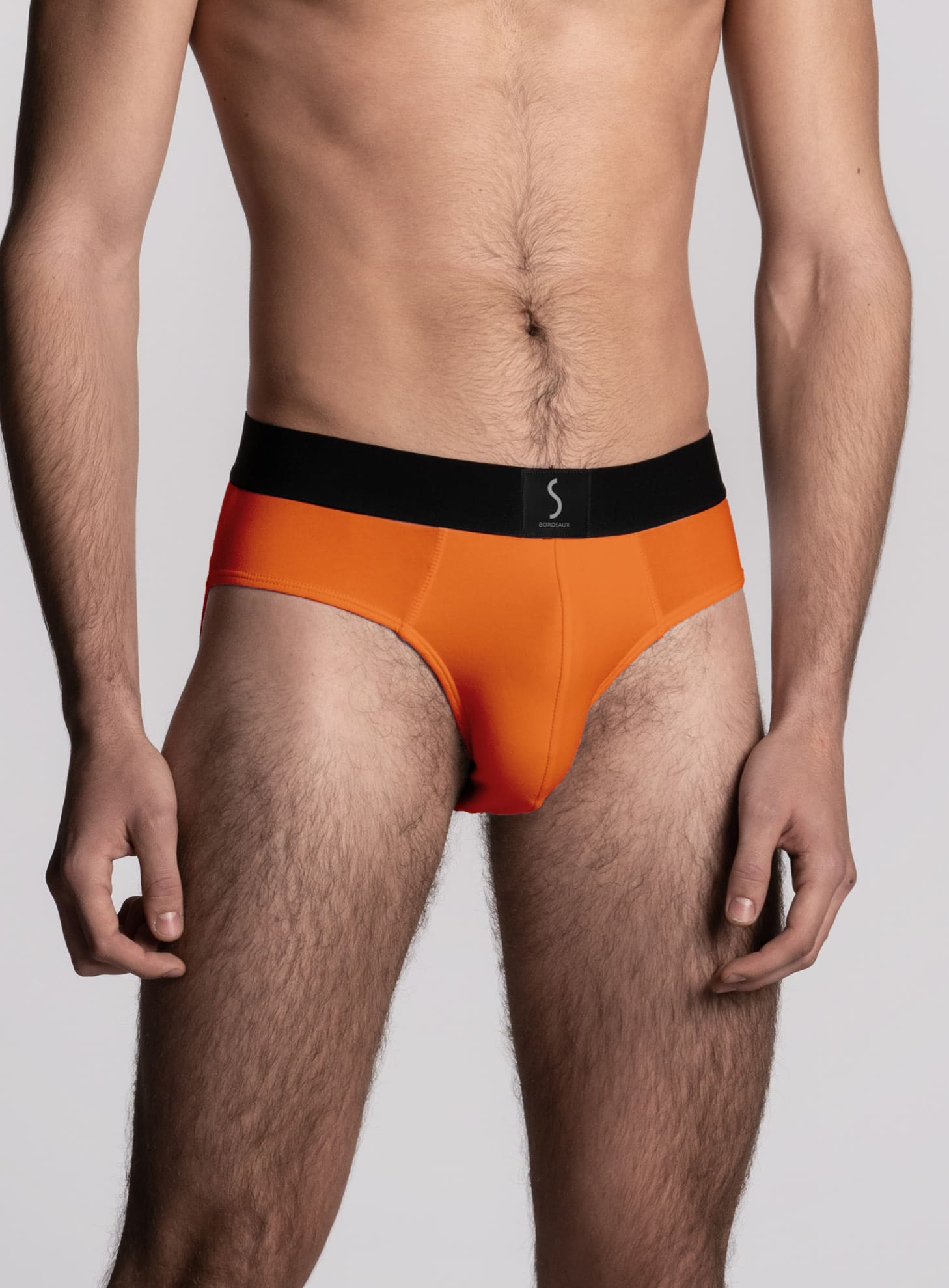 mannequin homme portant un Slip orange pour homme aumale de la marque S BORDEAUX