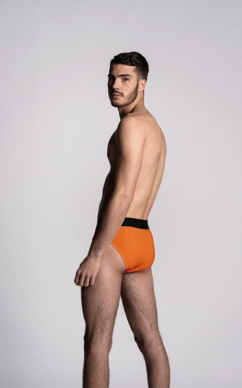 mannequin homme portant un Slip orange pour homme aumale de la marque S BORDEAUX